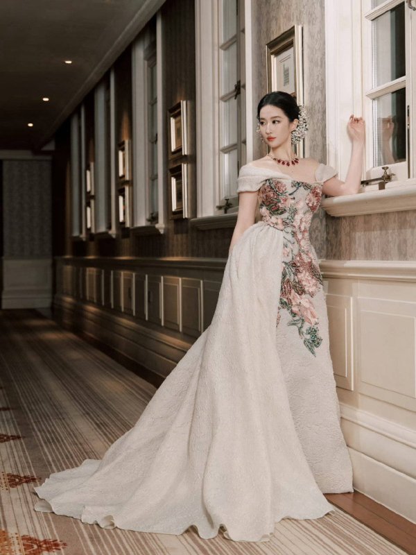 升融配资 刘亦菲出席 VOGUE 盛典, “今茜是何年”爆火全网